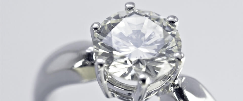 Pierścionek z kamieniem szlachetnym.