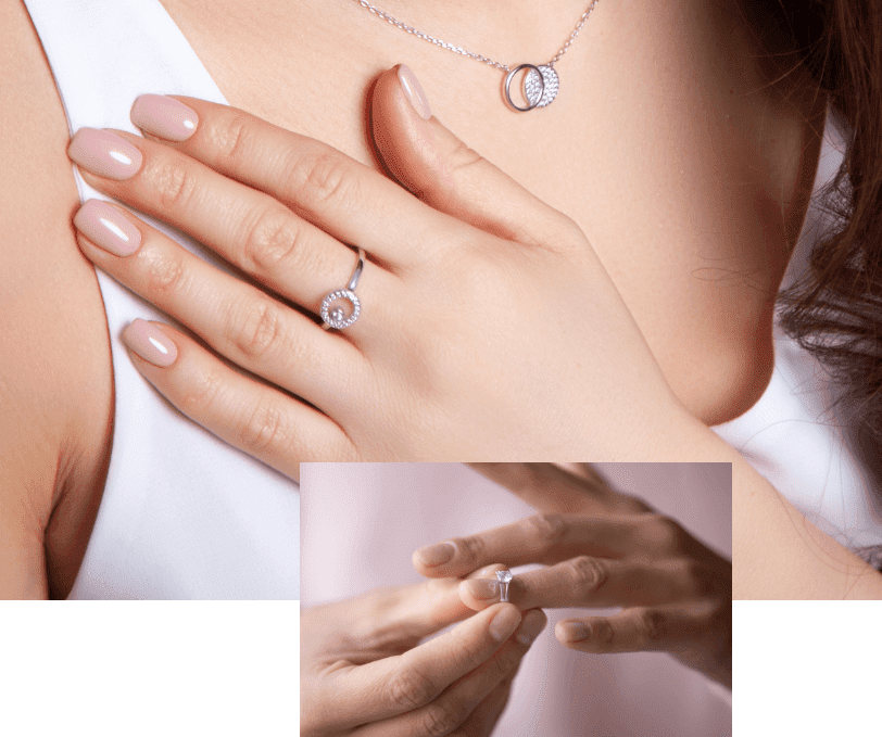 Kobieca dłoń z pierścionkiem zaręczynowym na palcu.