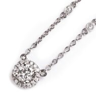 Naszyjnik w białym złocie z galeryjką brylantową