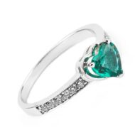 Pierścionek z białego złota ze szmaragdem w kształcie serca