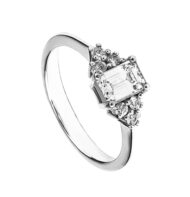 Pierścionek z białego złota z diamentem w szlifie szmaragdowym