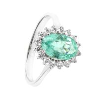Pierścionek z białego złota ze szmaragdem w szlifie owalnym