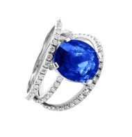 Pierścionek z białego złota z szafirem w szlifie owalnym