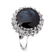 Pierścionek z białego złota z szafirem w brylantowej galeryjce