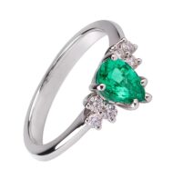 Pierścionek z białego złota ze szmaragdem i brylantami