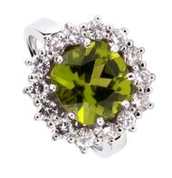 Pierścionek z białego złota z oliwinem