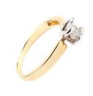 Pierścionek w żółtym złocie z brylantem zakutym w serca
