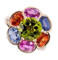 Pierścionek w żółtym złocie z centralnym oliwinem oraz szafirami w kompozycji kwiatu