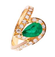 Pierścionek w żółtym złocie ze szmaragdem w szlifie łezki