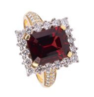 Pierścionek ze złota z granatem