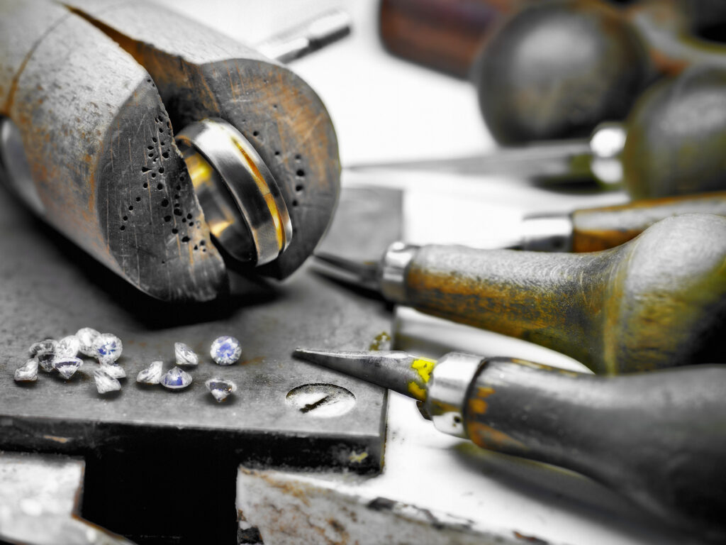 Biżuteria w trakcie obróbki złotniczej